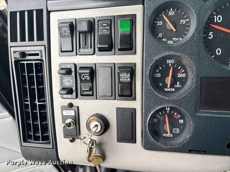 image for item EG8937 2000 Freightliner FL112 semi truck