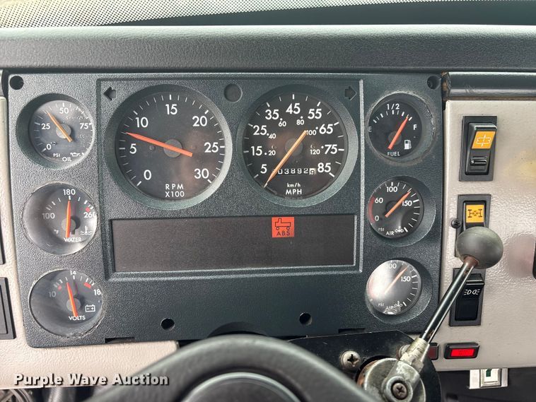 image for item EG8937 2000 Freightliner FL112 semi truck