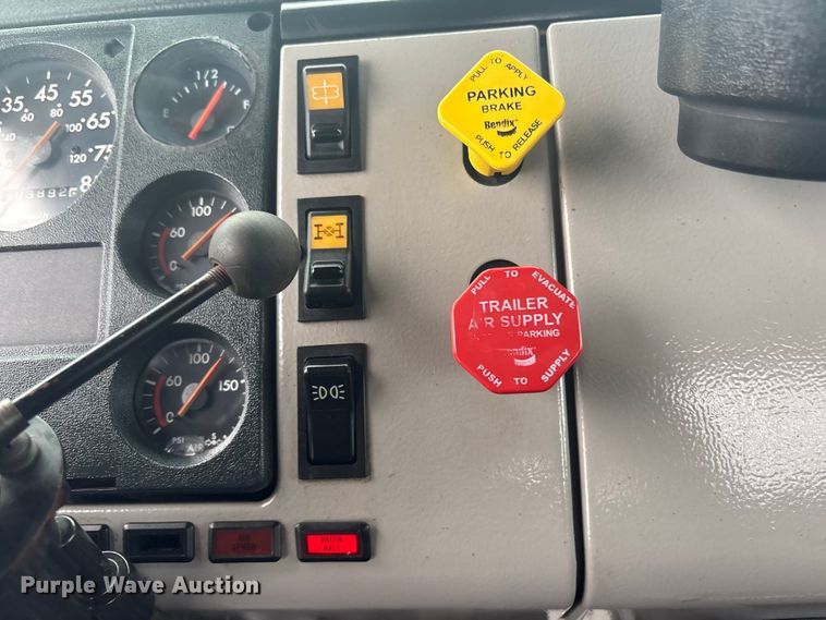 image for item EG8937 2000 Freightliner FL112 semi truck