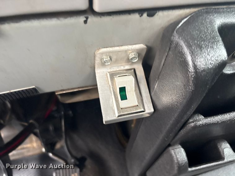 image for item EG8937 2000 Freightliner FL112 semi truck