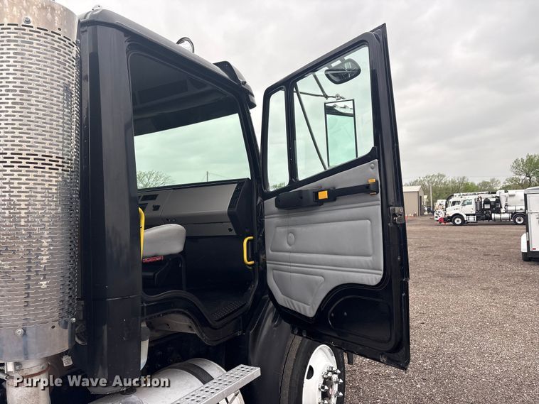 image for item EG8937 2000 Freightliner FL112 semi truck