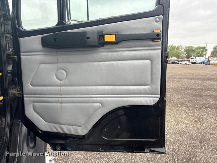 image for item EG8937 2000 Freightliner FL112 semi truck