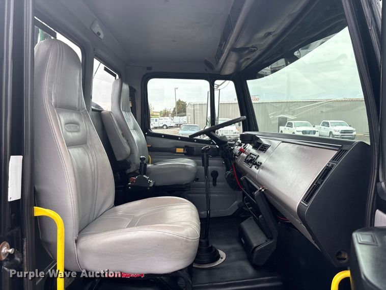 image for item EG8937 2000 Freightliner FL112 semi truck