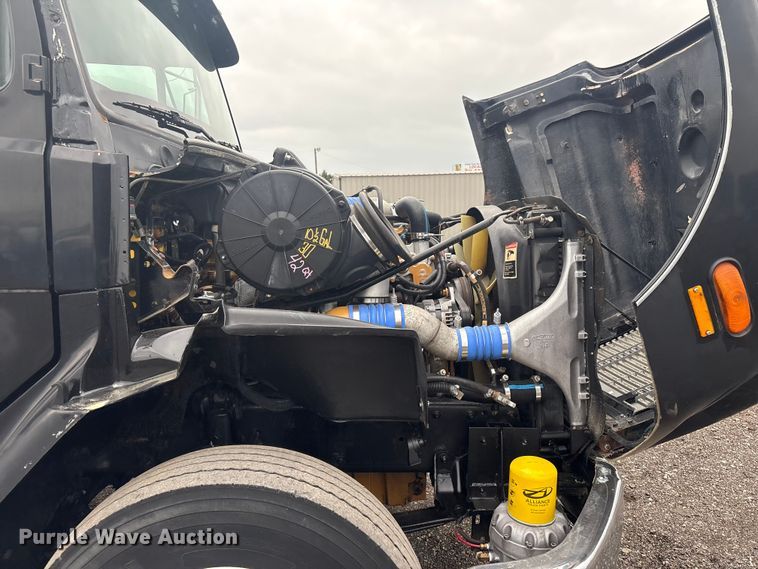 image for item EG8937 2000 Freightliner FL112 semi truck
