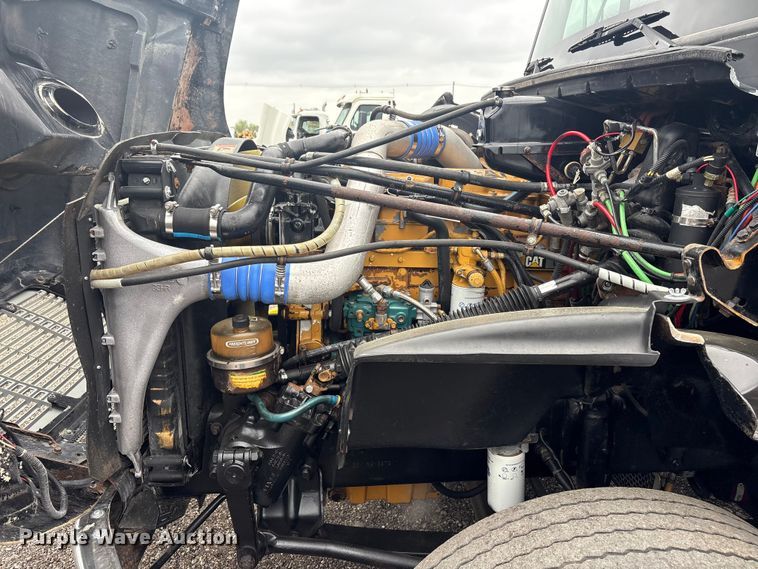 image for item EG8937 2000 Freightliner FL112 semi truck