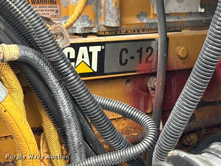 image for item EG8937 2000 Freightliner FL112 semi truck