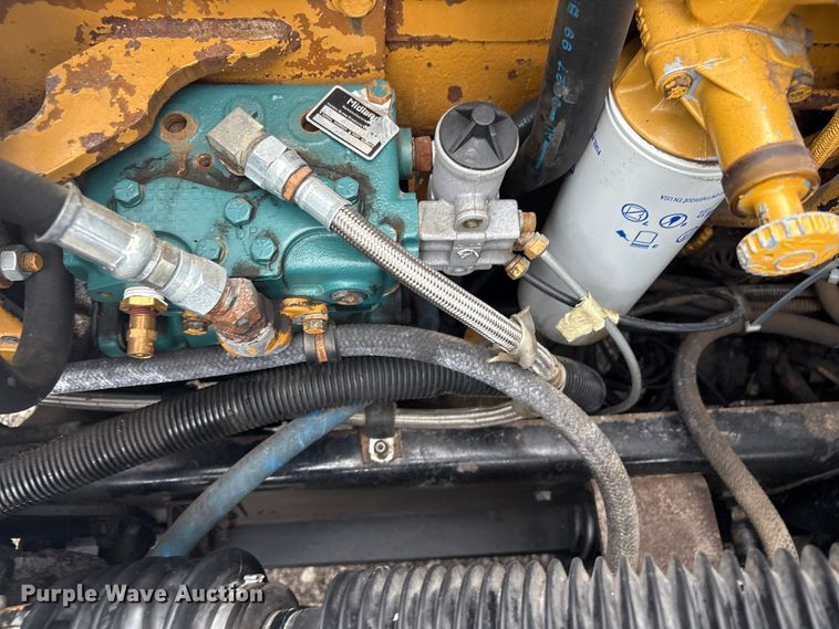 image for item EG8937 2000 Freightliner FL112 semi truck