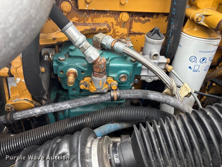 image for item EG8937 2000 Freightliner FL112 semi truck