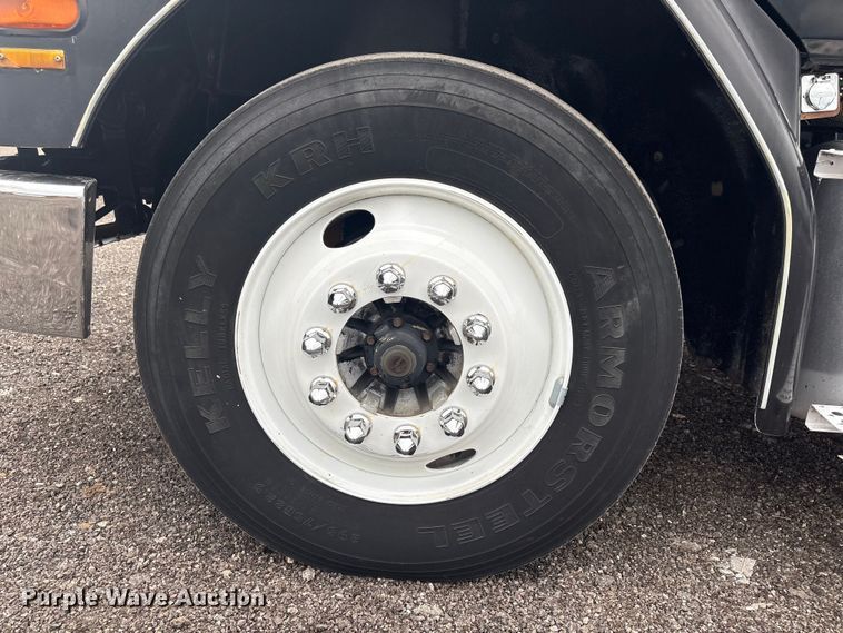 image for item EG8937 2000 Freightliner FL112 semi truck