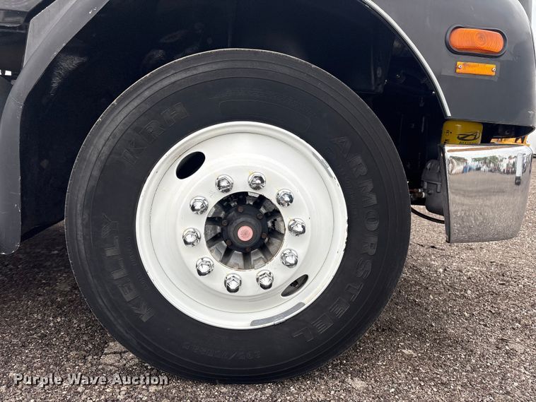 image for item EG8937 2000 Freightliner FL112 semi truck