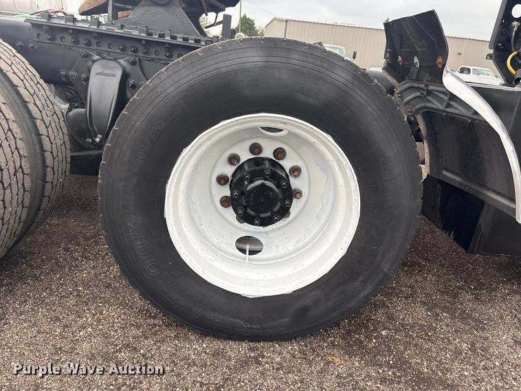 image for item EG8937 2000 Freightliner FL112 semi truck