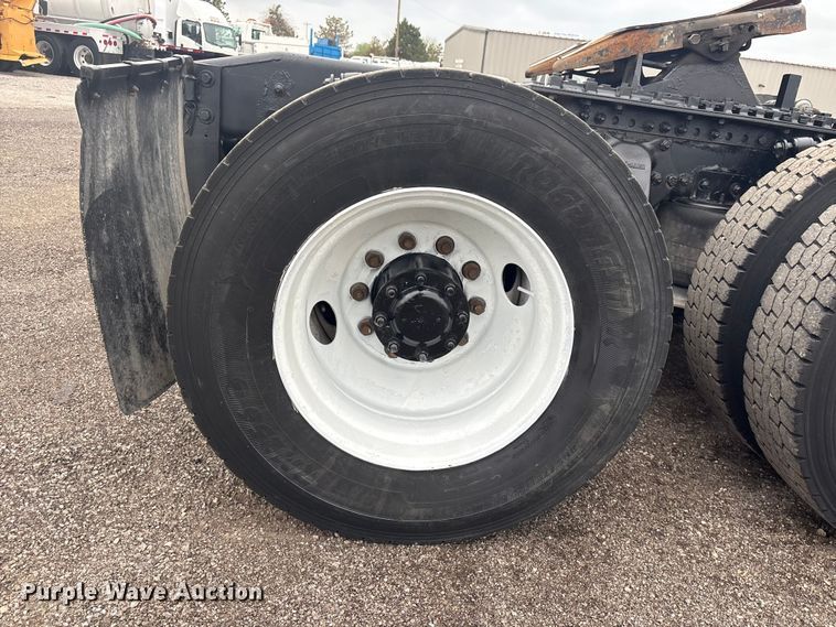 image for item EG8937 2000 Freightliner FL112 semi truck