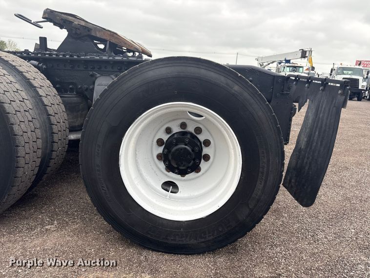 image for item EG8937 2000 Freightliner FL112 semi truck