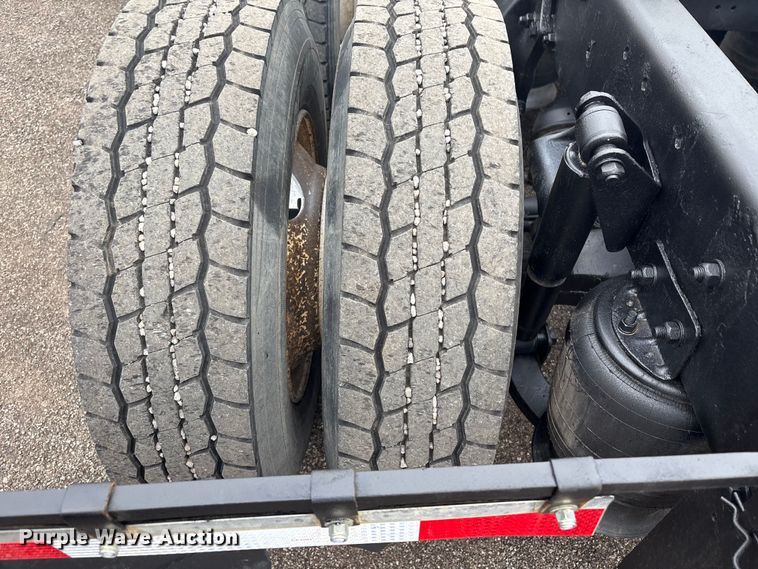 image for item EG8937 2000 Freightliner FL112 semi truck