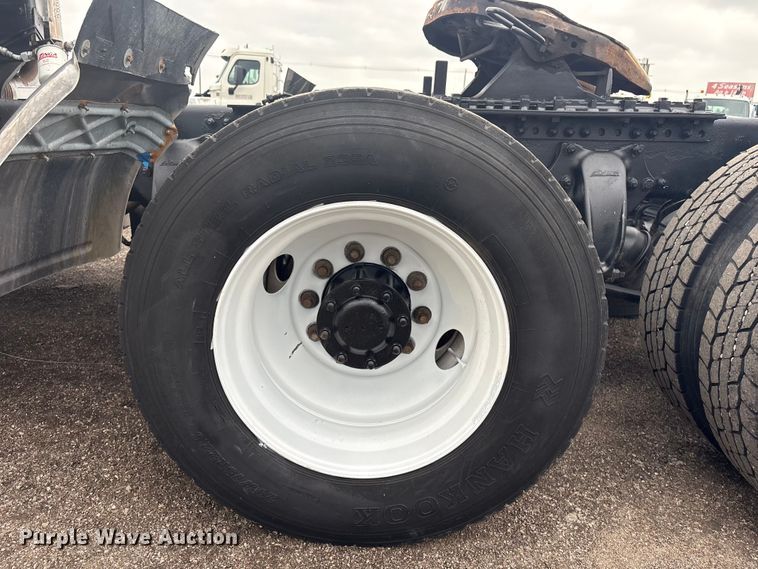 image for item EG8937 2000 Freightliner FL112 semi truck