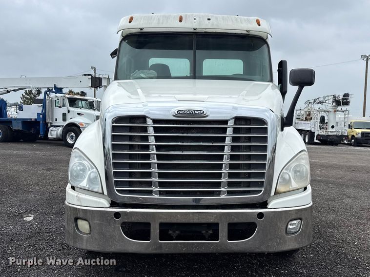 image for item EG8941 2015 Freightliner Cascadia semi truck