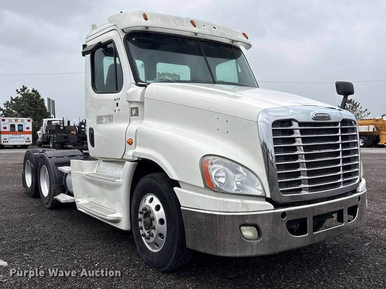 image for item EG8941 2015 Freightliner Cascadia semi truck