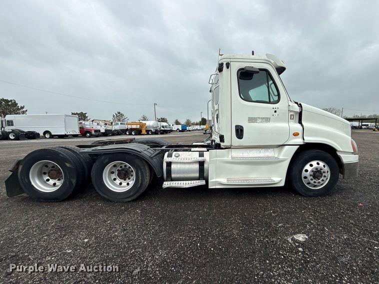 image for item EG8941 2015 Freightliner Cascadia semi truck
