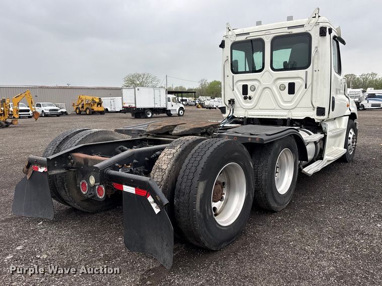 image for item EG8941 2015 Freightliner Cascadia semi truck