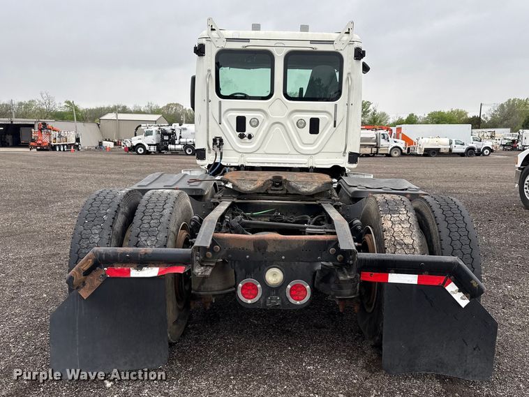 image for item EG8941 2015 Freightliner Cascadia semi truck