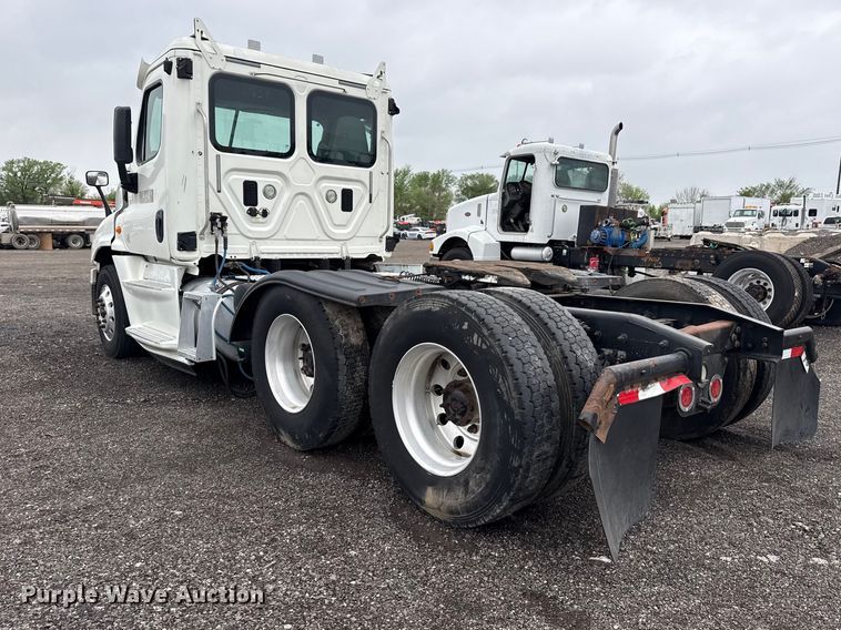 image for item EG8941 2015 Freightliner Cascadia semi truck