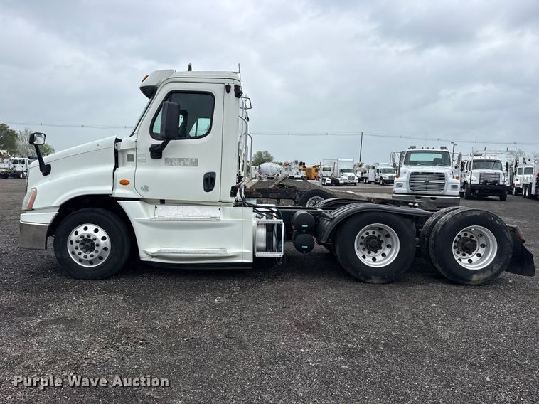image for item EG8941 2015 Freightliner Cascadia semi truck
