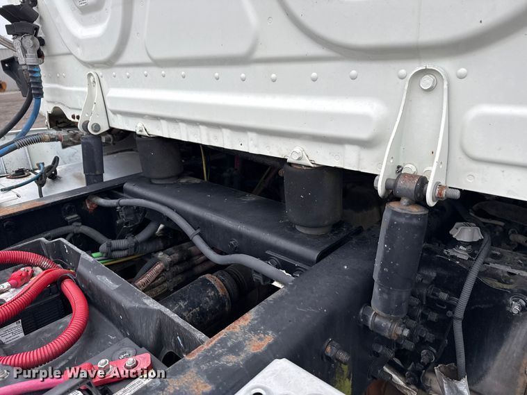 image for item EG8941 2015 Freightliner Cascadia semi truck