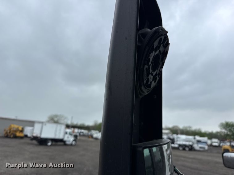 image for item EG8941 2015 Freightliner Cascadia semi truck