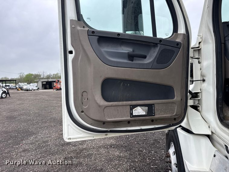 image for item EG8941 2015 Freightliner Cascadia semi truck