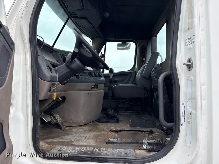 image for item EG8941 2015 Freightliner Cascadia semi truck