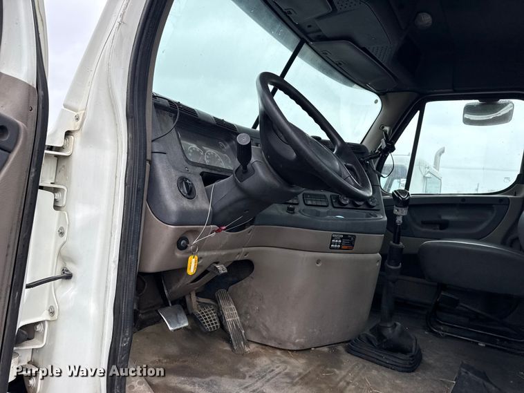 image for item EG8941 2015 Freightliner Cascadia semi truck