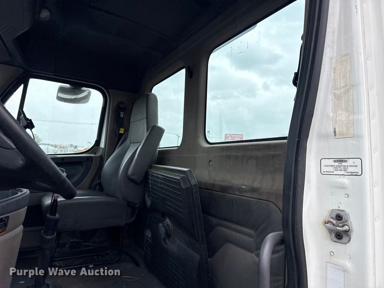 image for item EG8941 2015 Freightliner Cascadia semi truck
