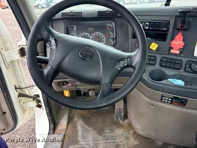 image for item EG8941 2015 Freightliner Cascadia semi truck