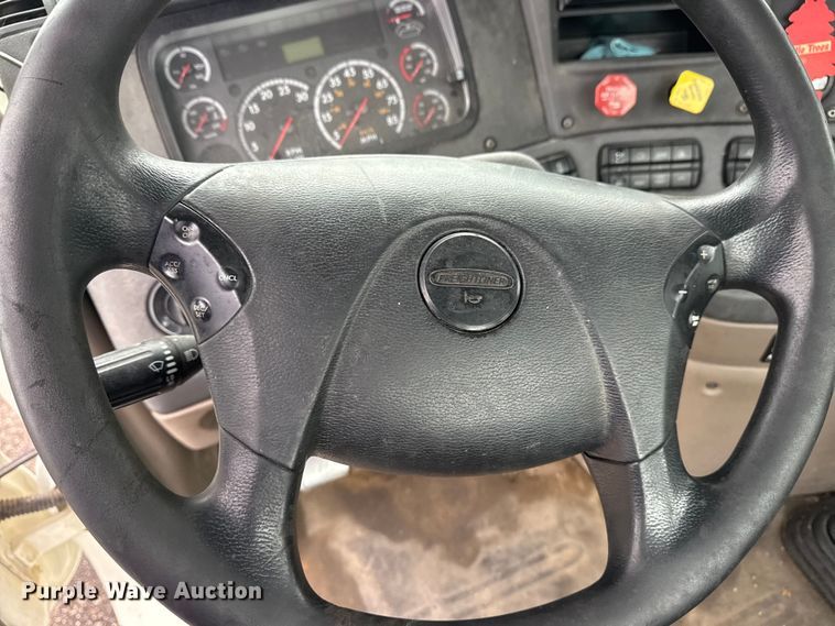 image for item EG8941 2015 Freightliner Cascadia semi truck