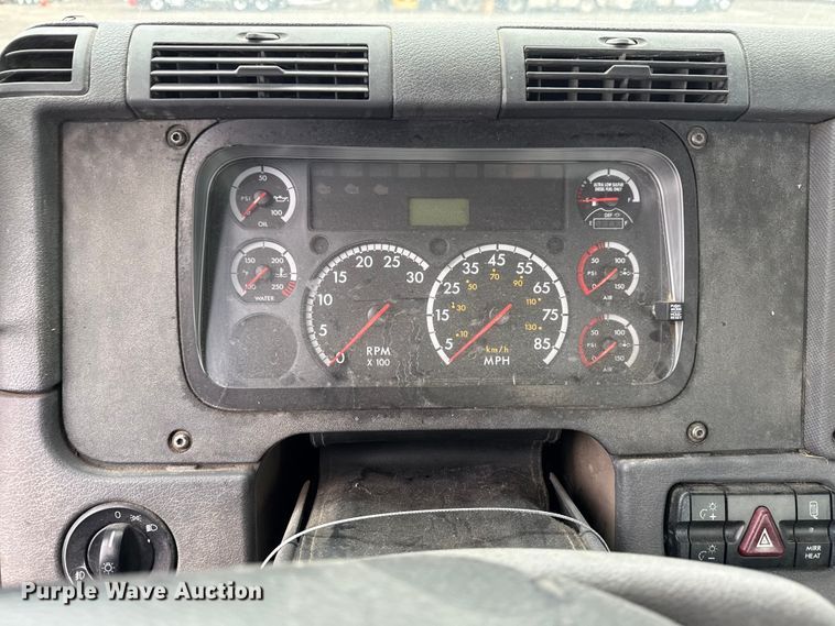 image for item EG8941 2015 Freightliner Cascadia semi truck