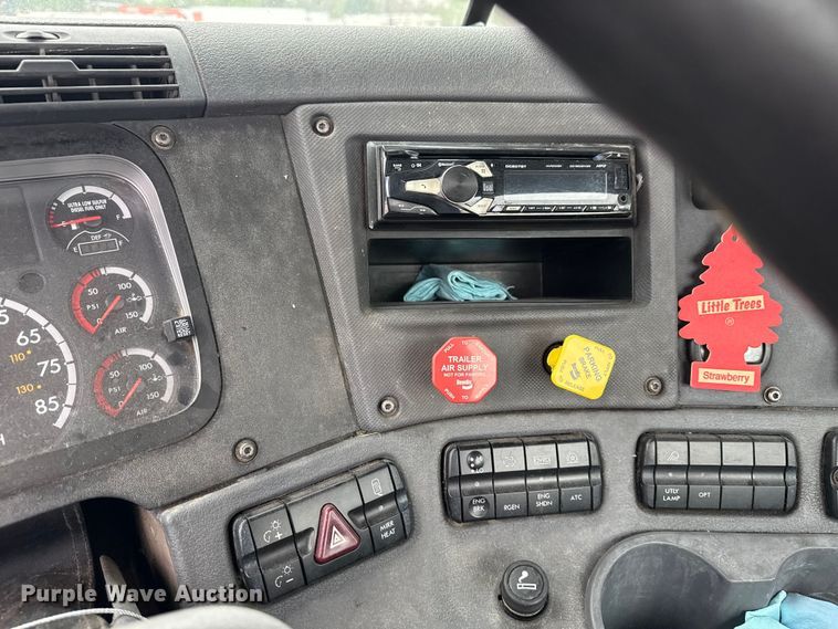 image for item EG8941 2015 Freightliner Cascadia semi truck
