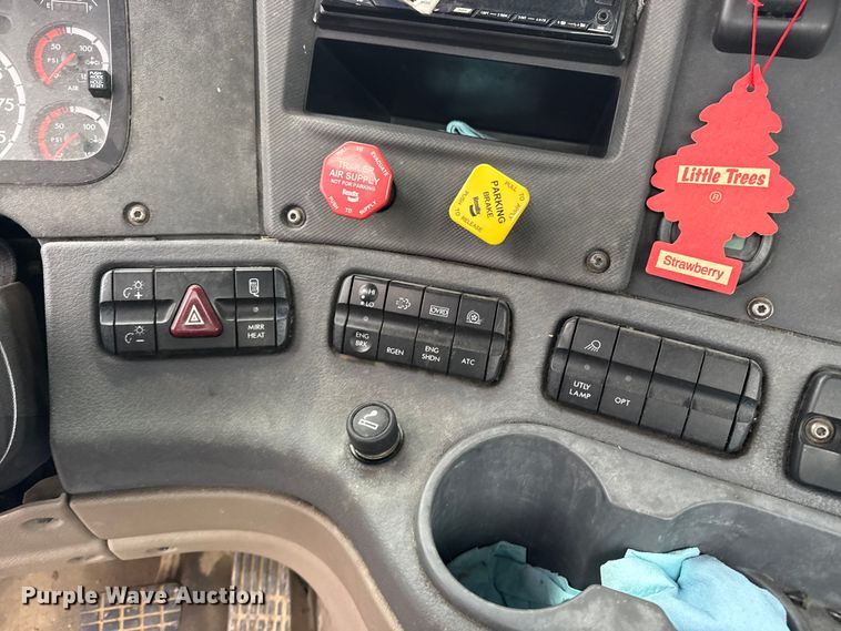 image for item EG8941 2015 Freightliner Cascadia semi truck
