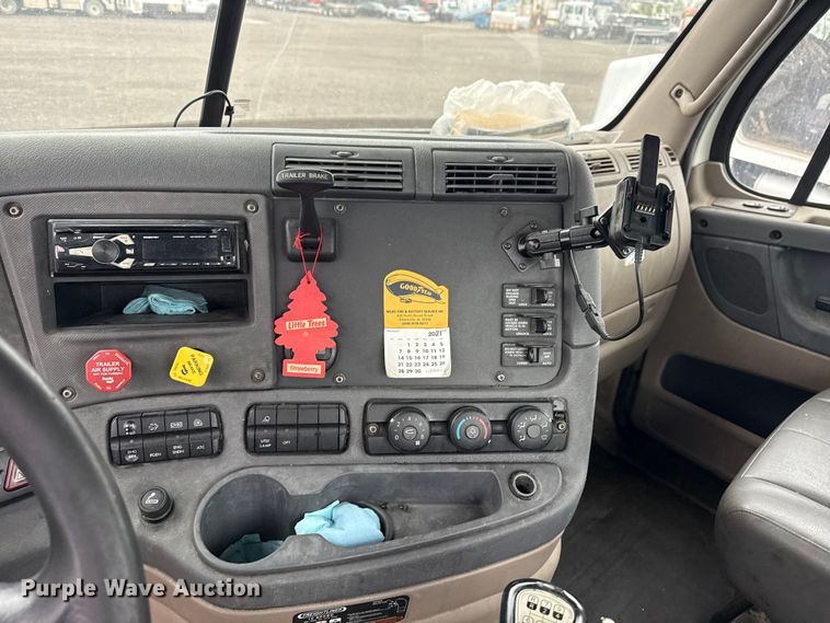 image for item EG8941 2015 Freightliner Cascadia semi truck