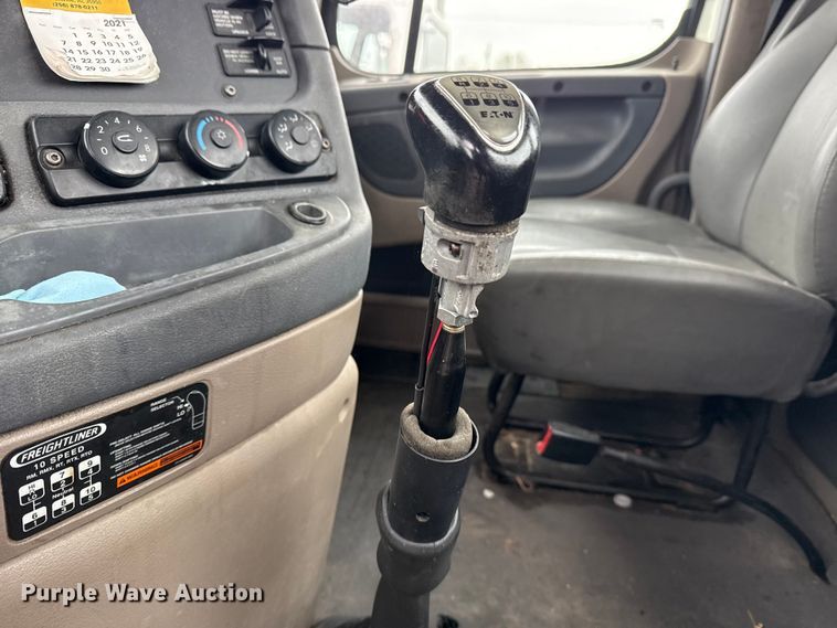 image for item EG8941 2015 Freightliner Cascadia semi truck