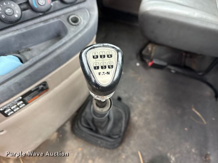image for item EG8941 2015 Freightliner Cascadia semi truck