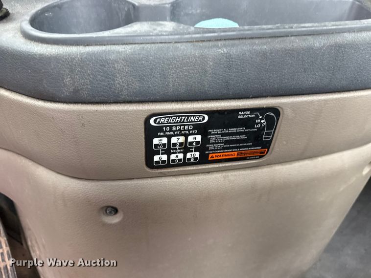 image for item EG8941 2015 Freightliner Cascadia semi truck