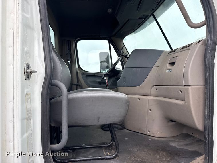 image for item EG8941 2015 Freightliner Cascadia semi truck