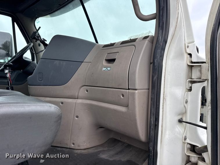 image for item EG8941 2015 Freightliner Cascadia semi truck
