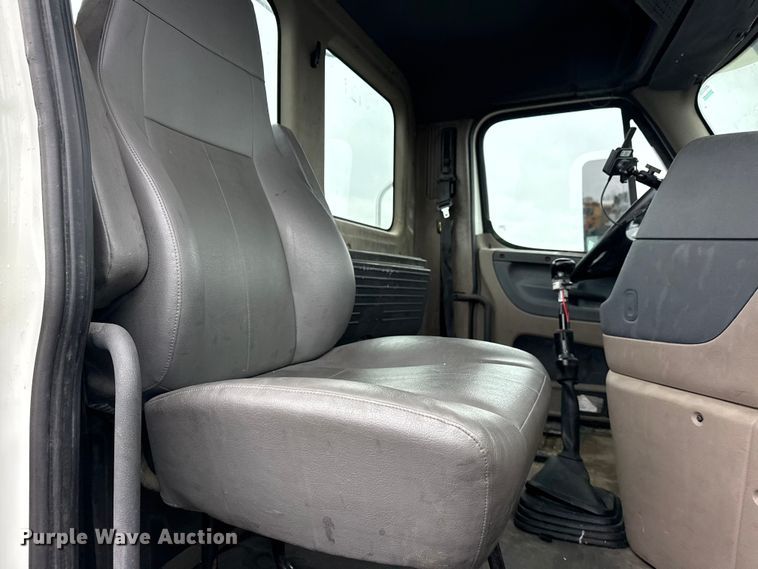 image for item EG8941 2015 Freightliner Cascadia semi truck