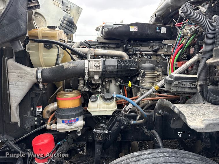 image for item EG8941 2015 Freightliner Cascadia semi truck