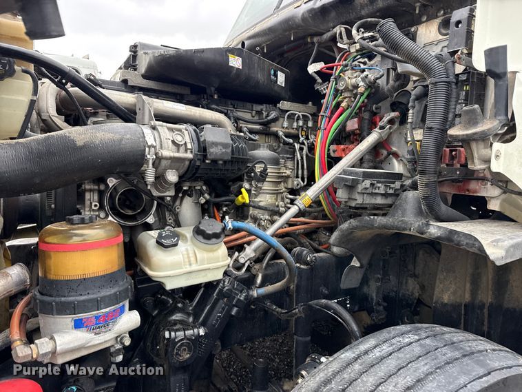 image for item EG8941 2015 Freightliner Cascadia semi truck