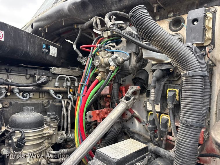image for item EG8941 2015 Freightliner Cascadia semi truck