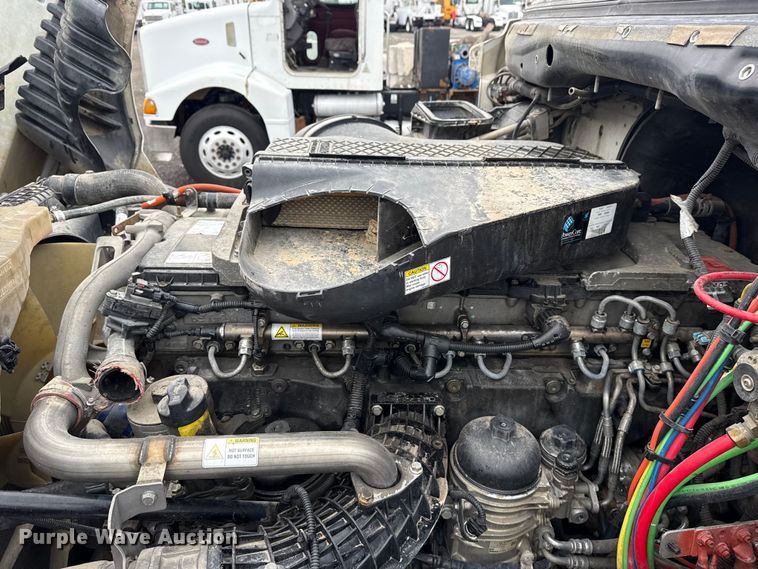 image for item EG8941 2015 Freightliner Cascadia semi truck