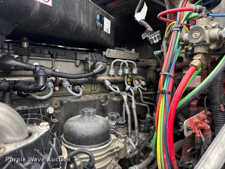 image for item EG8941 2015 Freightliner Cascadia semi truck
