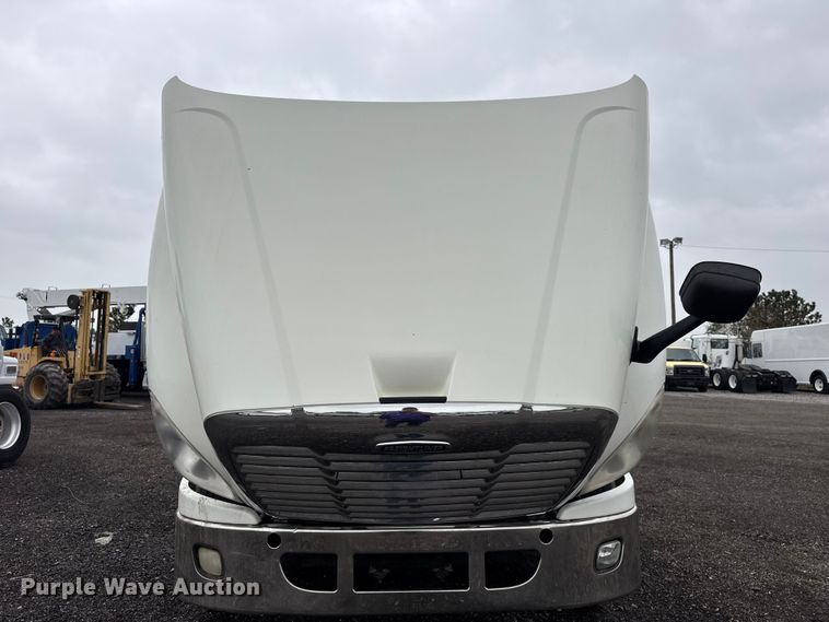 image for item EG8941 2015 Freightliner Cascadia semi truck